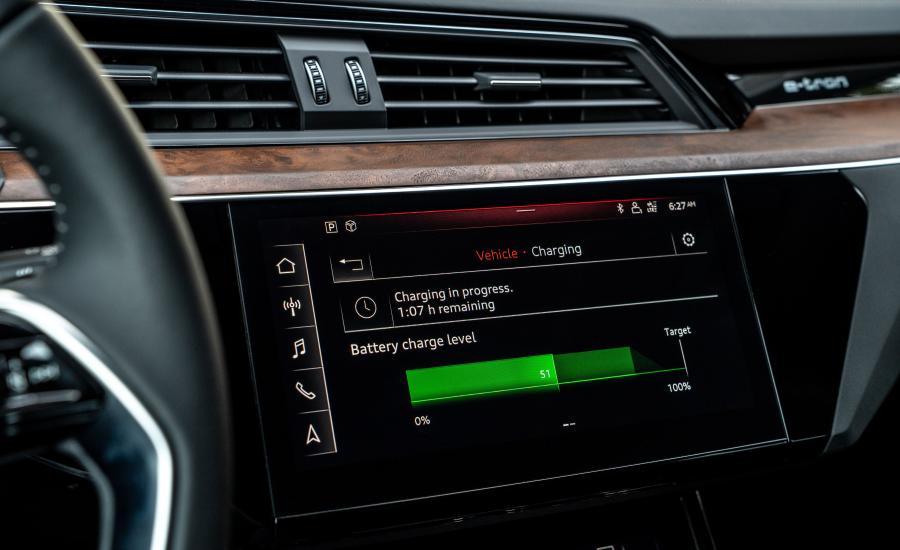 Детали интерьера Audi e-tron 55 Quattro 2019 года  (NA) (фото 7 из 40)